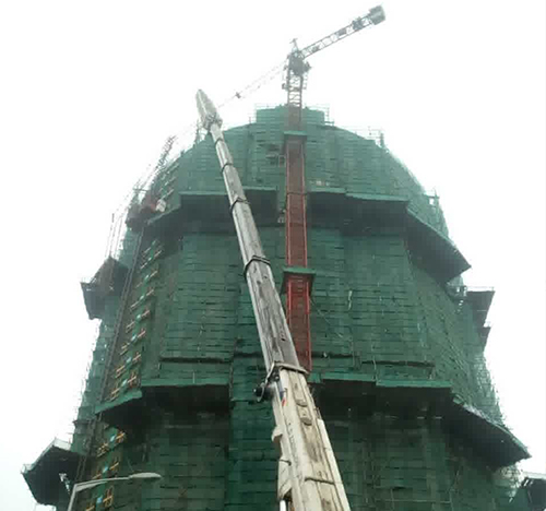 施秉吊车在工地上作业